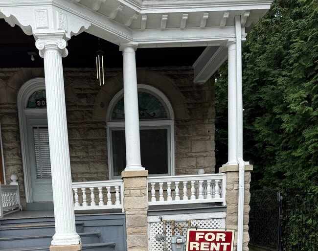Building Photo - 909 N 5th St Rental