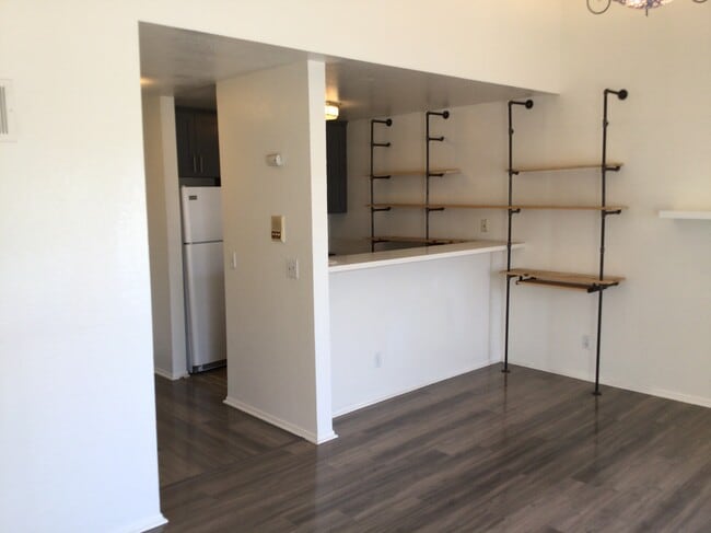 Cocina, barra de mostrador, sala de estar. - 3601 Hughes Ave