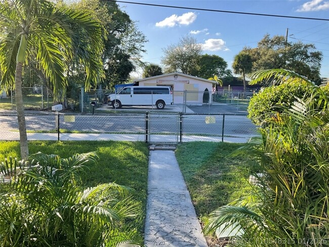 Photo - 642 NW 14th Way