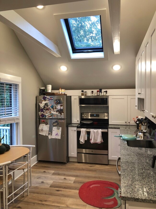 Photo - 552 Union St SE