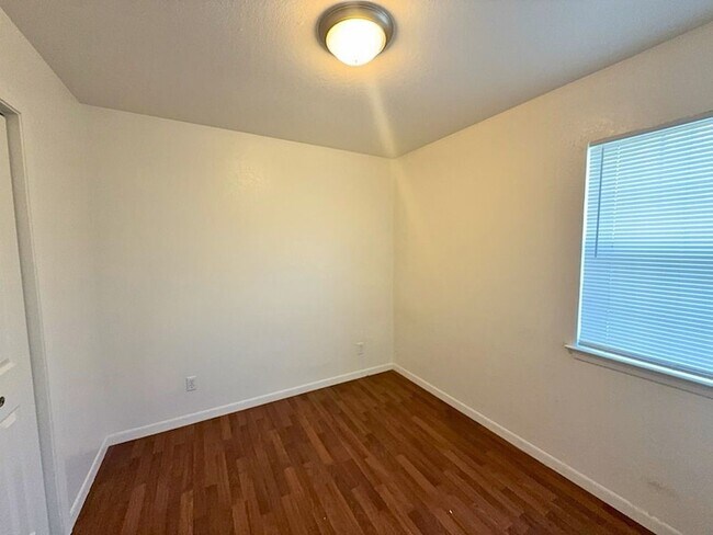 Photo - 809 W Walnut St Unit B2