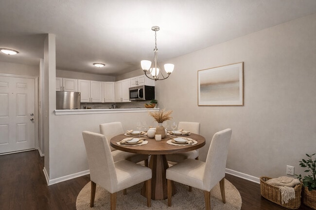 Dinette / Kitchen Area - 905 Lofts