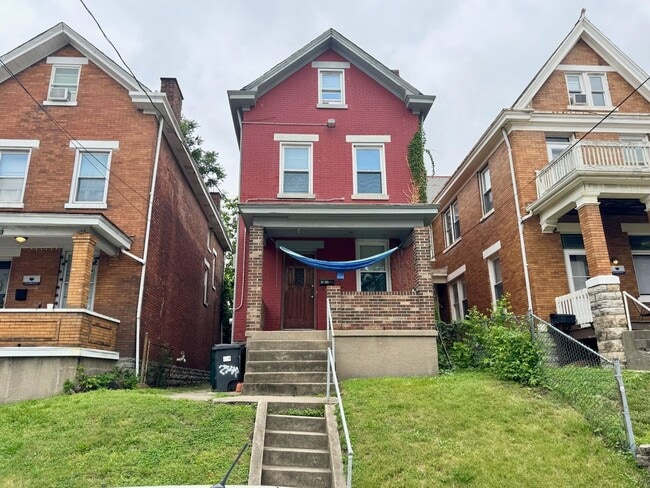 Building Photo - 5 bed/2 bath Mins. from UC Campus for Only...