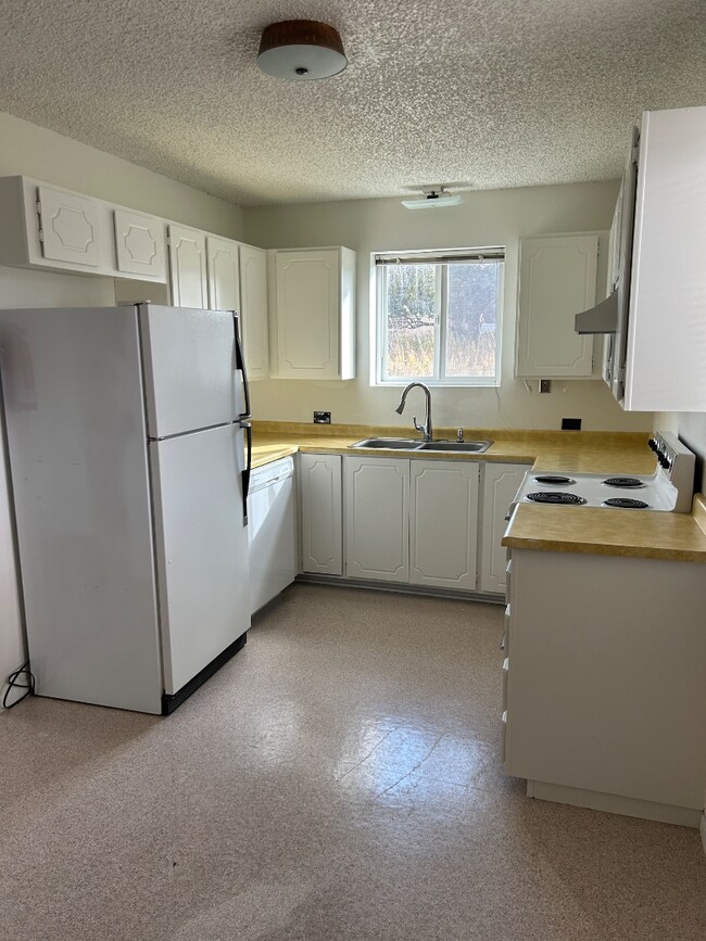 Photo - 443 Judith Rd