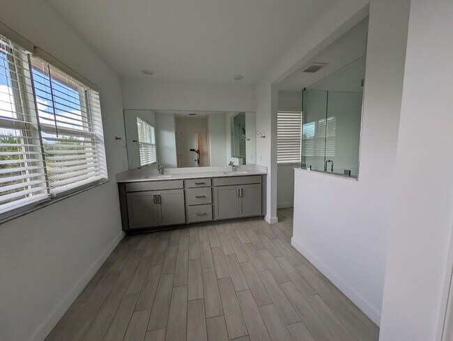 Building Photo - 4315 Sylvester Palm Dr