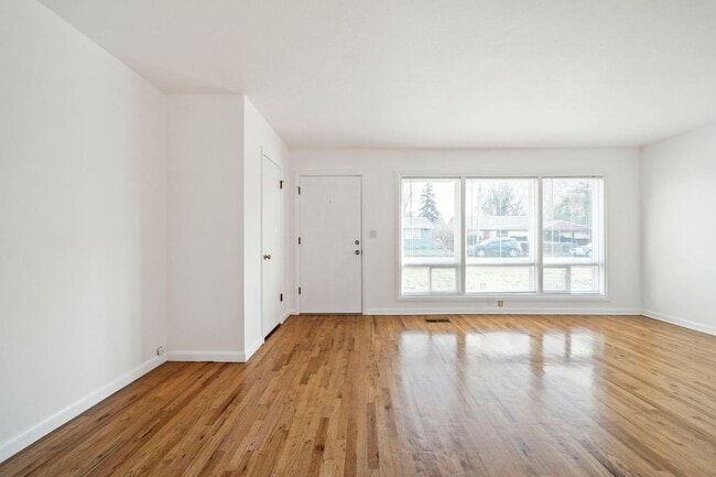 Photo - 330 E Jersey St