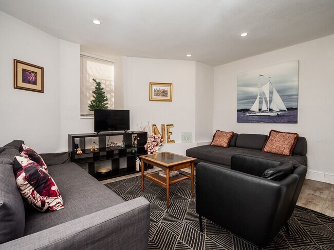 Photo - Great 6 bedroom Available 09/01/26