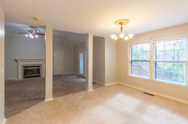 Photo - 3 bd/2bth w/fenced in yard, 15 min from do...