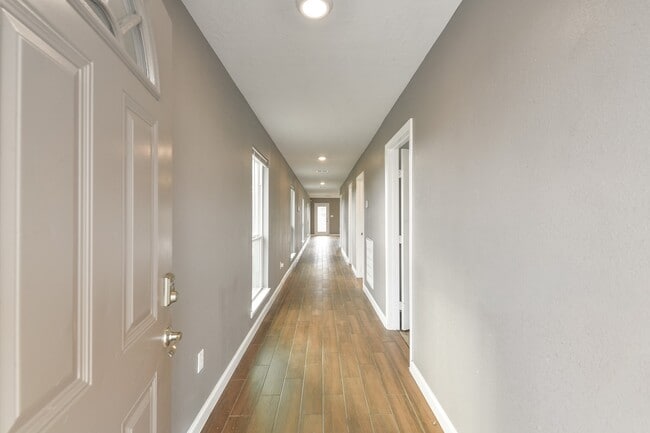 Photo - 1210 Airline N