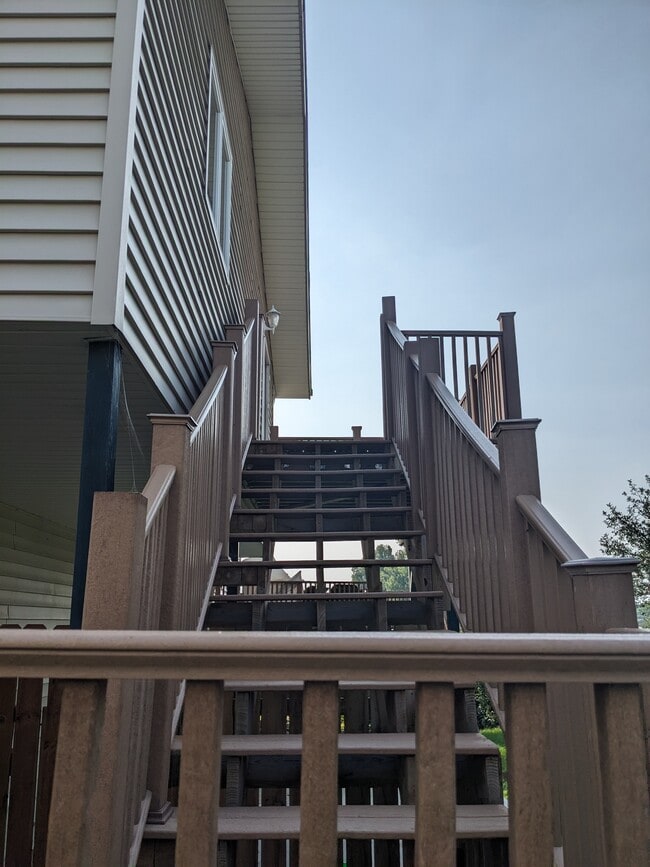 Entrance Stairway - 912 E Turnpike Ave