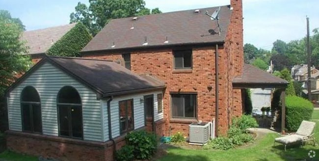 Building Photo - 126 Rae Ave Rental