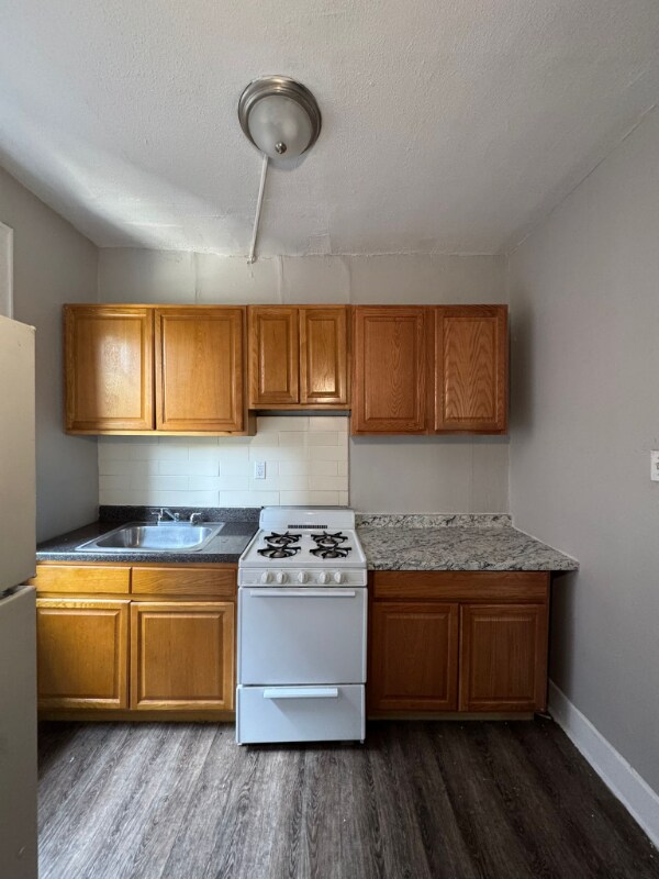 Building Photo - 691 Elizabeth Ave Unit 57