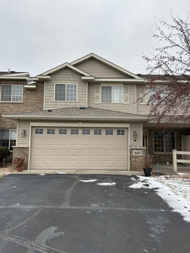 Building Photo - 860 Independence Dr