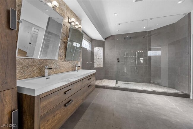 Photo - 6332 Peggotty Ave