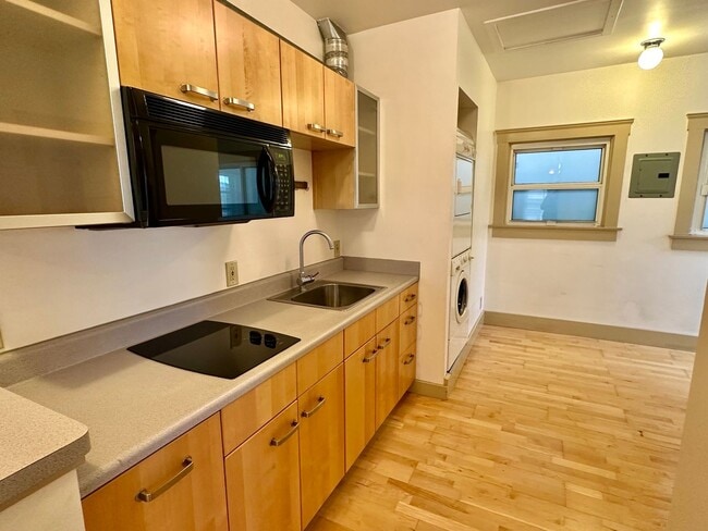 Building Photo - 1929-1929 Fourth Ave Unit C