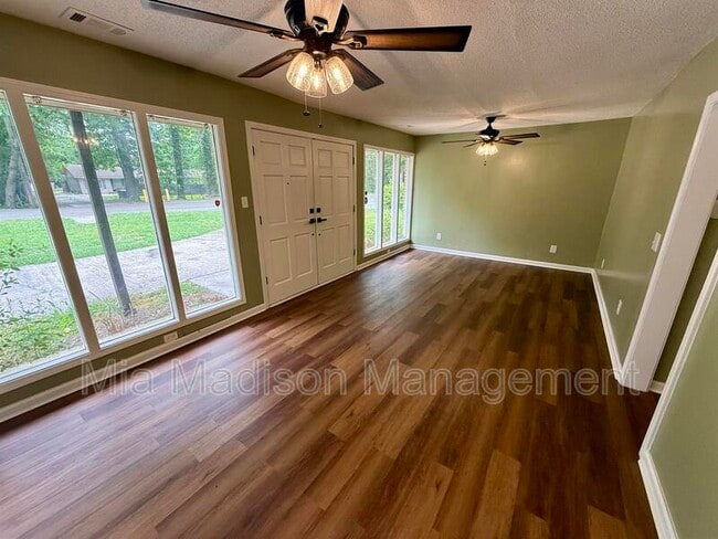 Photo - 2233 E Derenne Ave