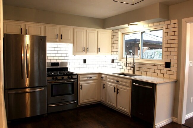 Photo - 43592 Champlain Ct