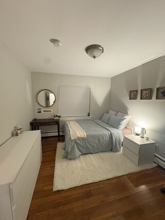 Building Photo - See YT Video!  No Fee!  Huge & Sunny Apt near Ts & Cleveland Cirlce.  Cat Friendly