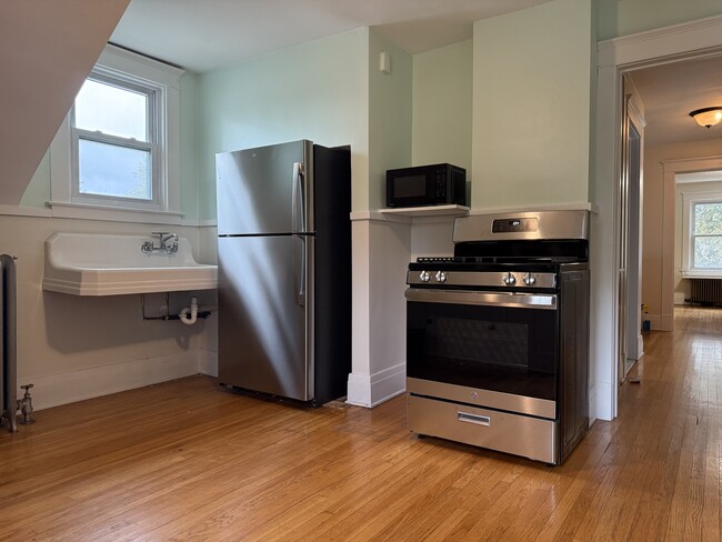 Photo - 61 Hirschfield Dr Unit Upper