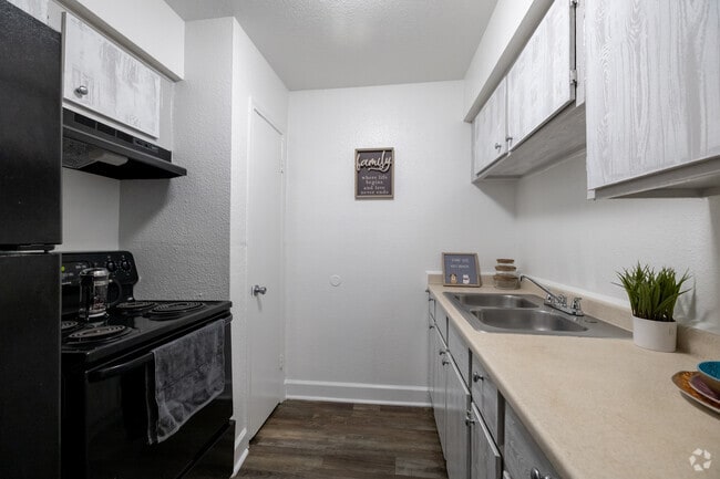 2BR, 1BA - 882SF - Kitchen
