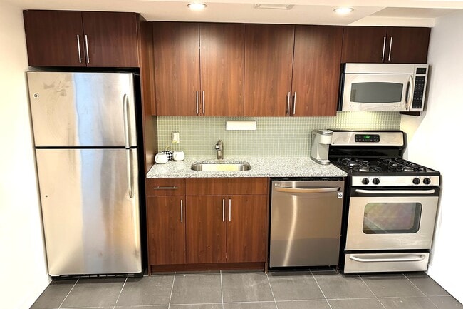 Photo - 555 W 23rd St