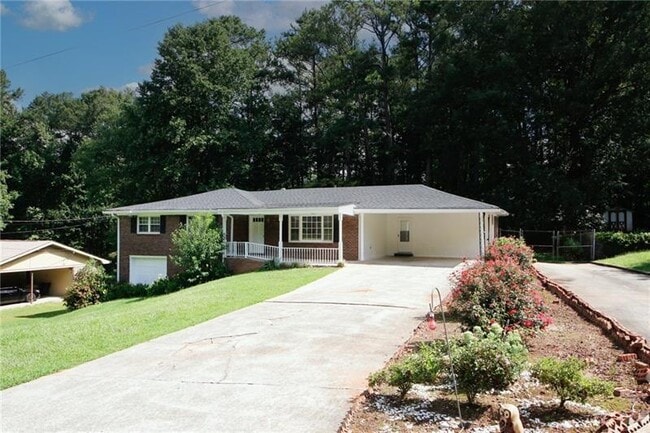 Photo - 840 Howard Ct SW