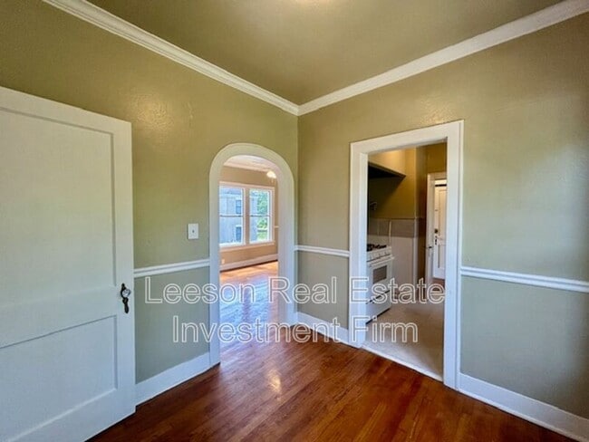 Photo - 320 College St