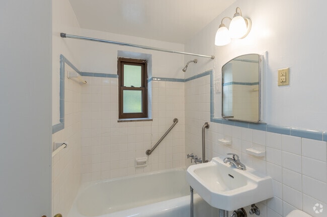 2BR, 1BA - 735SF