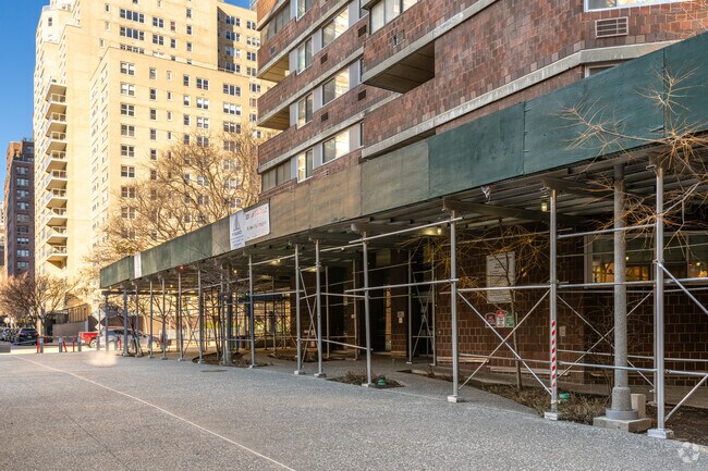 Photo - 319 E 24th St