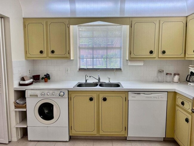 Photo - 135 Amherst Ln