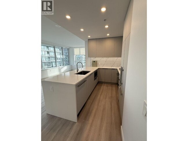 Photo - 823-3823 Carnarvon St