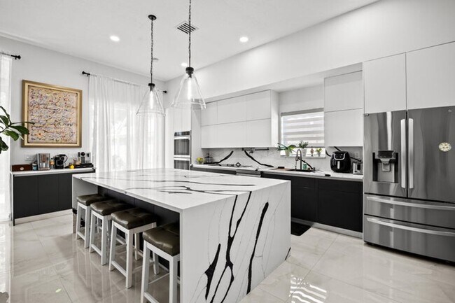 Photo - 7056 Lombardy St