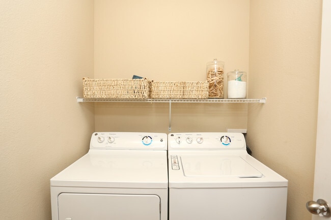 2BR, 2BA Grand Courtyard - 1088SF - In-Unit Laundry