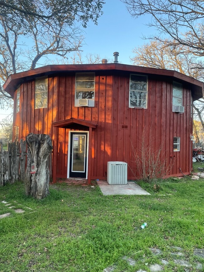 Photo - 302 Dallas St