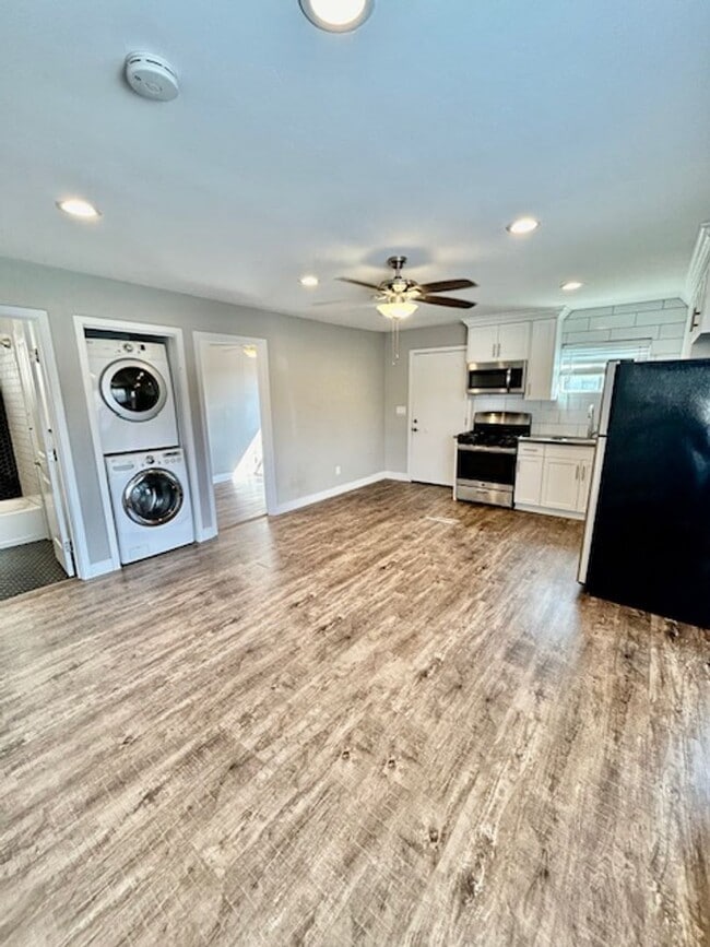 Photo - Beautiful Renovated 2bd with Yard Unit 4046