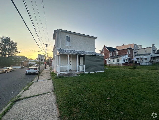 Building Photo - 402 E Vine St Rental