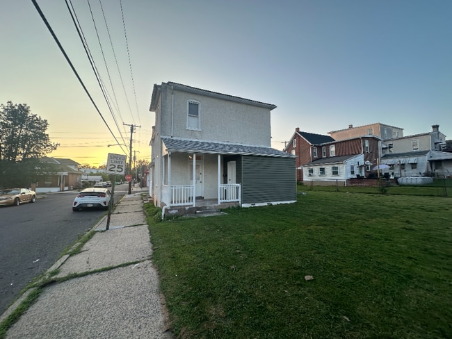 Building Photo - 402 E Vine St Rental