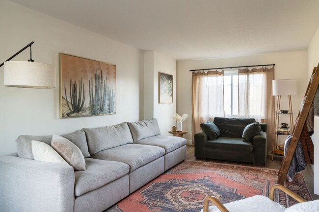 Photo - 1027 W 6th Ave