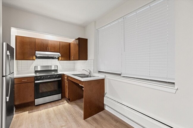 Photo - 927 W Wilson Ave