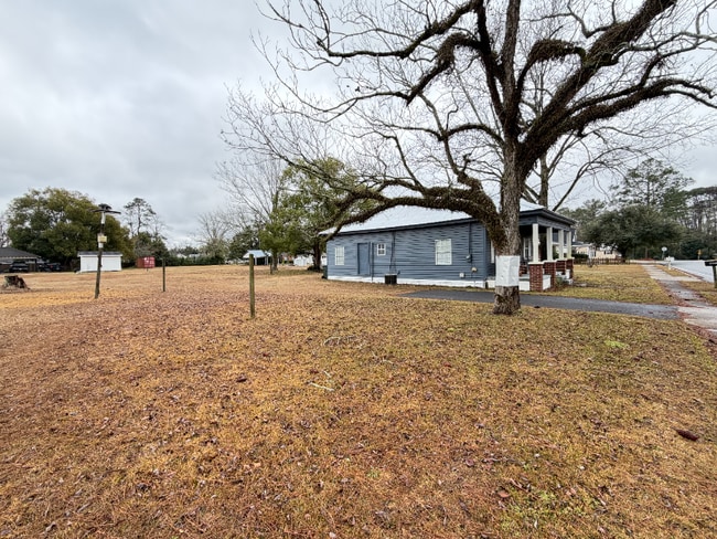 Photo - 205 Baker St