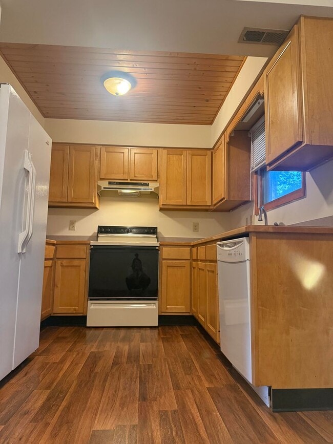 Photo - 2 Bedroom, 1.5 bath Townhouse: Cedar Grove... Unit 734 West 17th Street