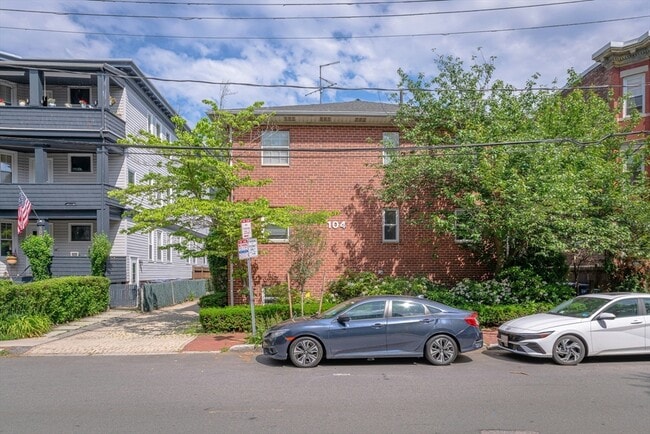 Building Photo - 104 Trowbridge St Unit 4
