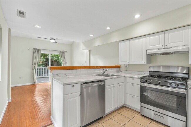 Photo - 1528 Bainbridge St