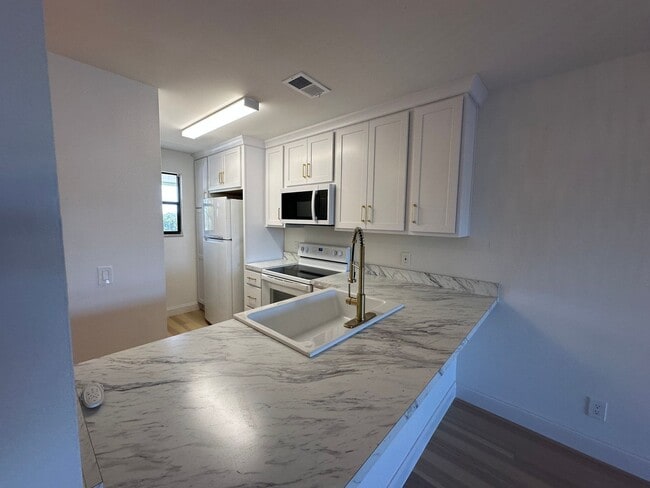 Photo - 2 bedroom 1 Bath newly renovated 1 mile fr...