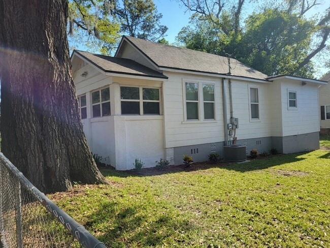 Photo - 324 Nixon St