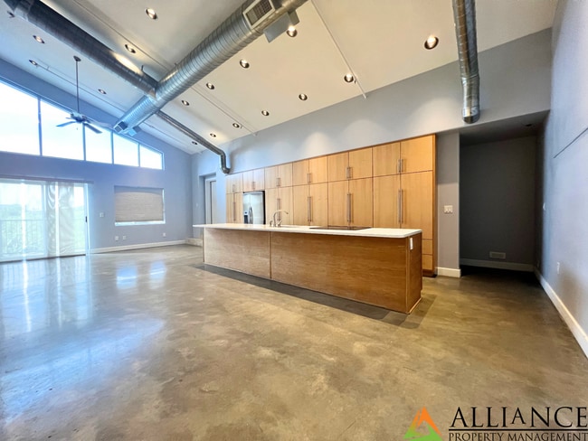 Building Photo - Maintenance Free Living ~ Close to KSU & Aggieville ~ Pet Friendly