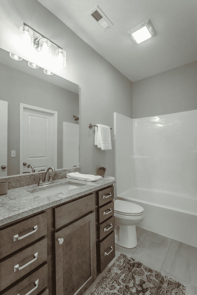 Building Photo - Like-New Home