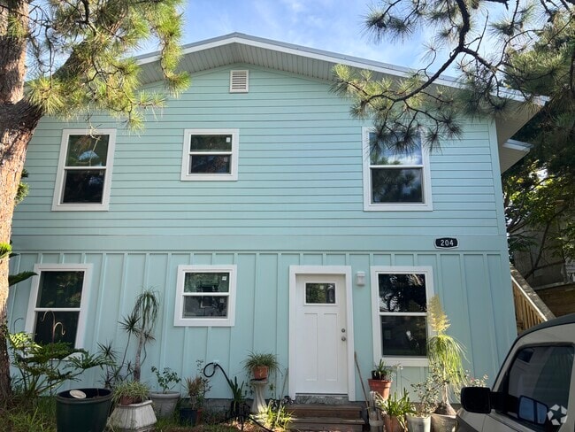 Building Photo - 204 9th St Rental