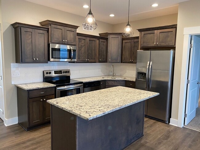 Photo - 906 Henryson St