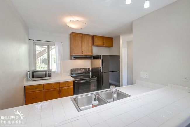 Stylish 2Bdm 1Ba Condo in Gated Clairemont Mesa Community!